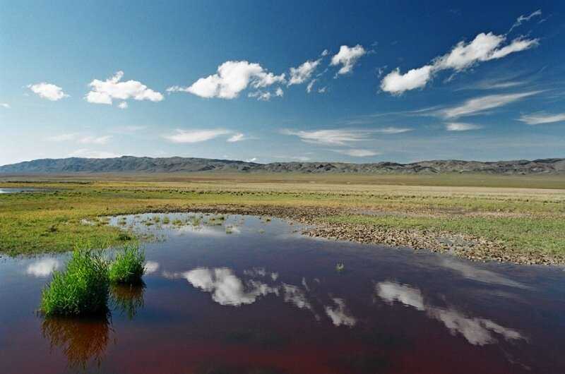 Убсу-Нур – бессточное и солёное озеро, самый большой из замкнутых водоёмов Монголии. Небольшая часть озера расположена на территории российской республики Тыва.