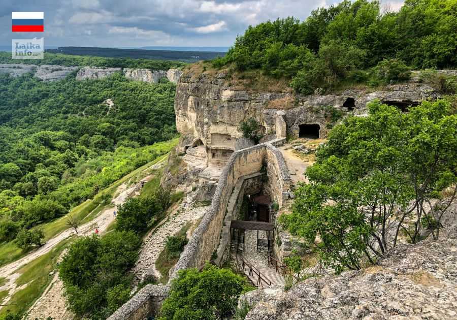 Пещерный город Чуфут-Кале — это настоящая сокровищница для археологов и туристов, оказавшихся в Крыму. Средневековый город-крепость возвышается на горном плато, в 2,5 км к востоку от Бахчисарая. Скалистые склоны достаточно круты, лишь с одной стороны к пл