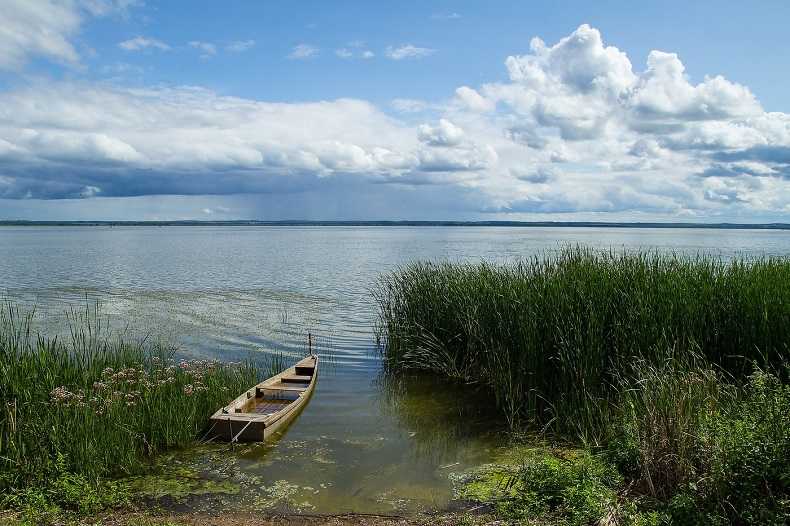 Озеро Неро – одно из древнейших пресноводных озер на территории России, располагающееся в юго-западной части Ярославской области. Именно на его берегу в 862 году выросла жемчужина Золотого кольца России – Ростов Великий, чей белокаменный кремль включен в