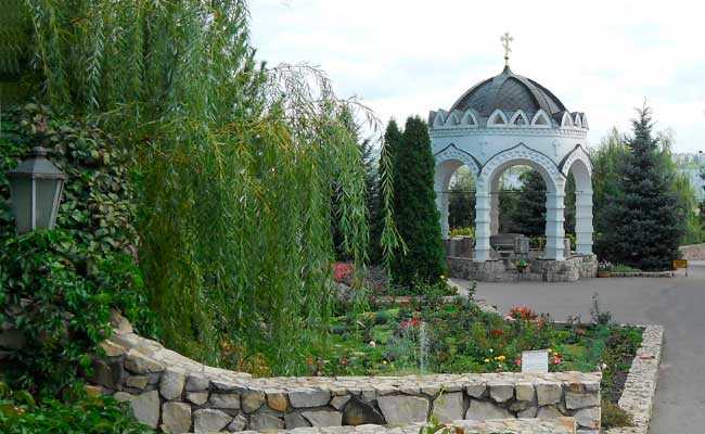 Алексеево-Акатов монастырь – одна из старейших монашеских обителей Воронежского края. Первоначально монастырь был мужским, после многих лет запустения в советский период сейчас возрожден в качестве женского.