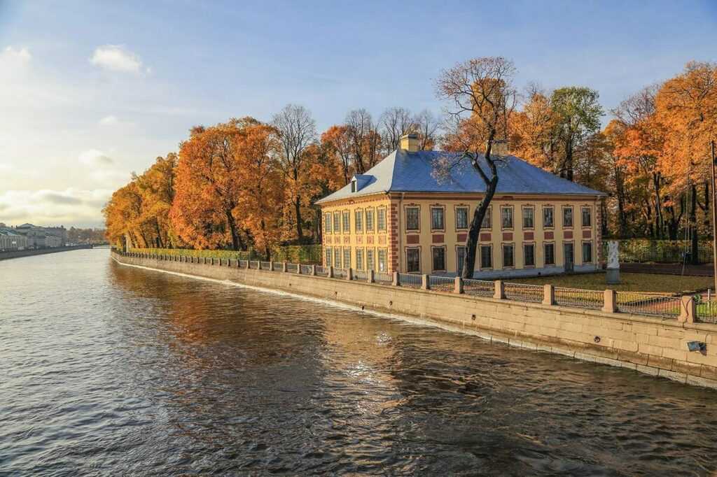 Летний дворец Петра I построили в 1714г. петровские архитекторы Трезини и Шлютер...