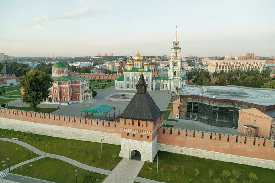 Тульский кремль, расположенный в историческом центре Тулы, является одним из двенадцати сохранившихся в России кремлей. Он относится к числу самых известных среди них наряду с Московским Кремлем, а также Казанским, Новгородским, Астраханским, Зарайским и