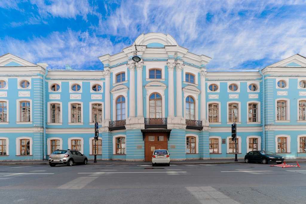 Шуваловский дворец, также известный как дворец Нарышкиных-Шуваловых, – один из красивейших в Санкт-Петербурге. Его элегантный облик сформировался в 40-х годах XIX столетия, вобрав в себя зодческие черты позднего классицизма и неоренессанса. Дворец, обраще