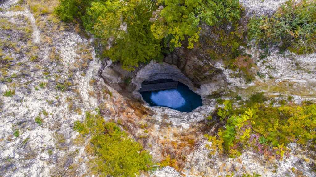 Озеро провал в пятигорске: обзор карстовой пещеры изнутри