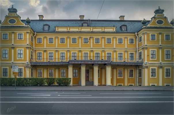 Меншиковский дворец - первое здание в санкт-петербурге, одно из первых каменных, памятник xviii века, дошедшего до наших дней почти с аутентичными фасадами и интерьерами