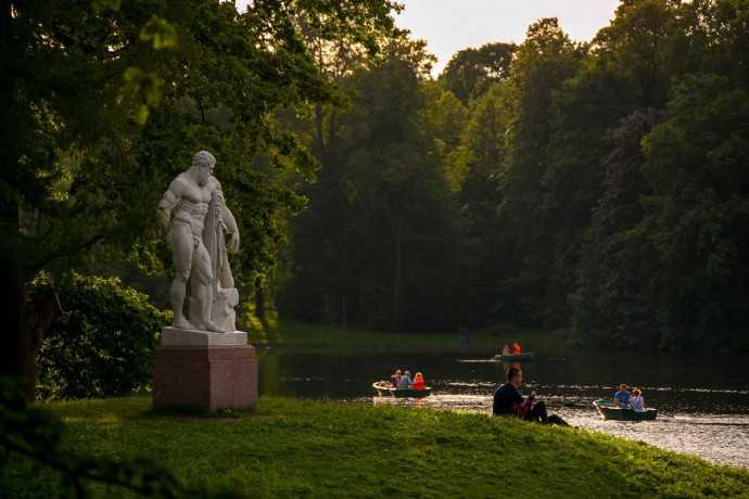 Елагиноостровский дворец — расположен в Санкт-Петербурге на Елагин острове. Этот остров в XVIII в. принадлежал богатому вельможе Ивану Елагину, в честь которого был назван и впоследствии ни разу не переименован.