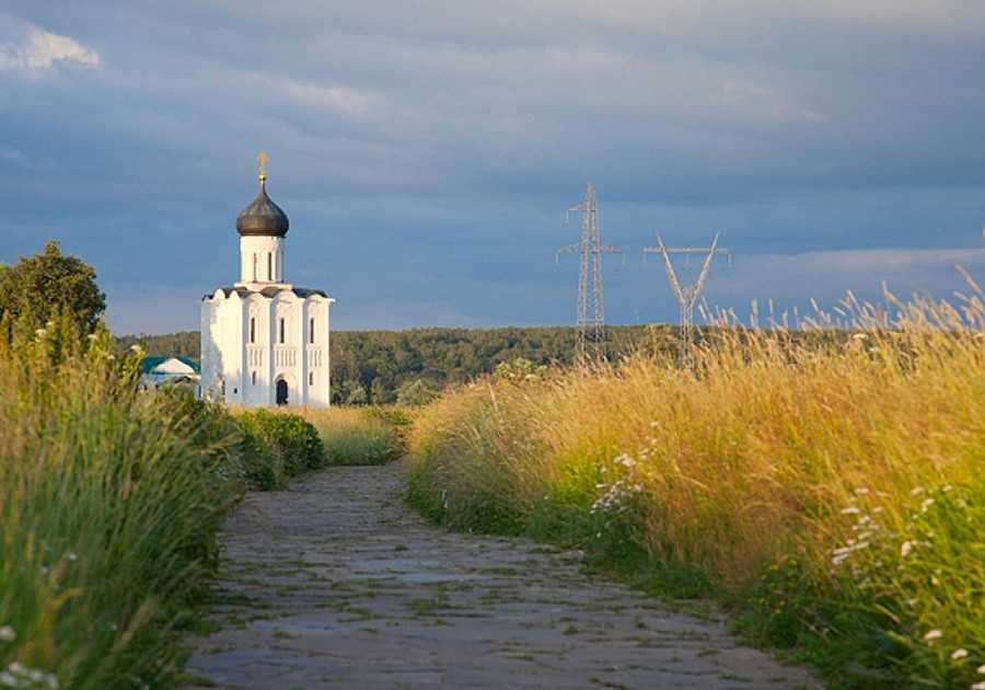 Храм поле цветы