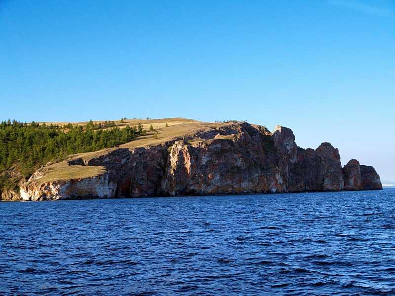 Прибайкальский национальный парк на 470 км протянулся вдоль западного побережья Байкала. Парк охватывает южную часть Ольхинского плато, восточные склоны Приморского хребта, заходит на Приольхонское плато (в Тажеранскую степь) и включает в себя остров Ольх