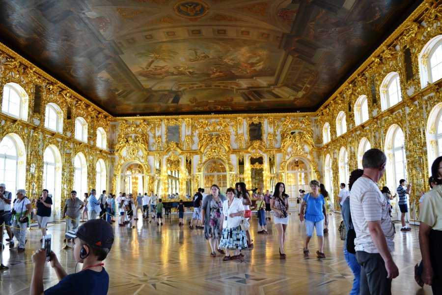 Пушкин — один из самых блестящих пригородов Петербурга, место массового паломничества туристов. В Екатерининском дворце, считающимся шедевром русского барокко, возрождена реставраторами знаменитая Янтарная комната.