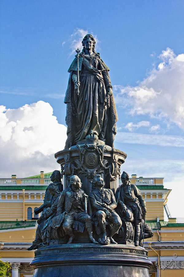 Памятник екатерине ii в санкт-петербурге. фото
