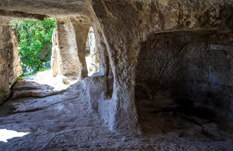 Пещерный город чуфут-кале в крыму: история, особенности и месторасположение