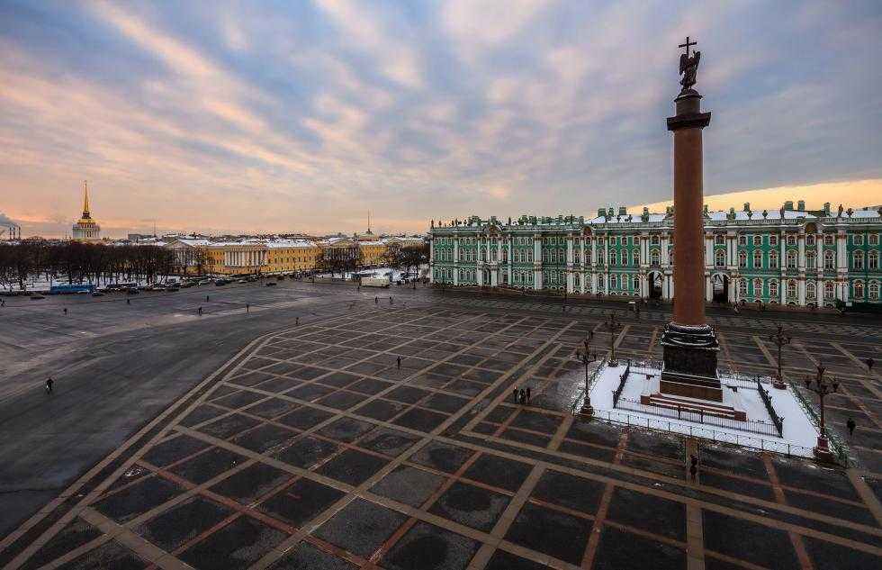 Дворцовая площадь в городе санкт-петербург