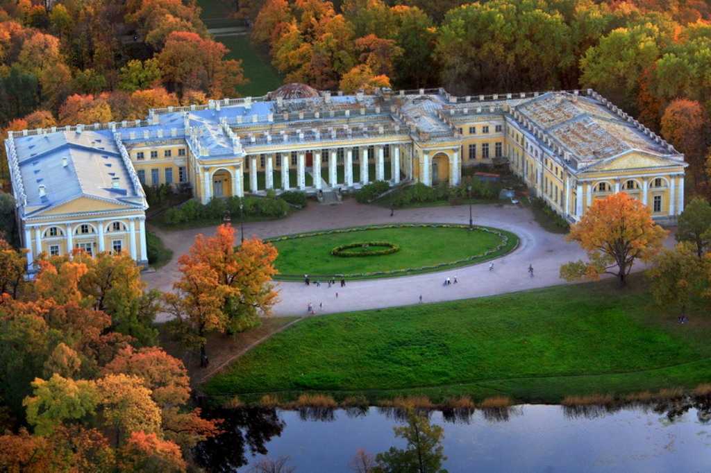 Александровский дворец был заложен в 1792 г. по распоряжению Екатерины II к свадьбе ее любимого внука великого князя Александра Павловича...