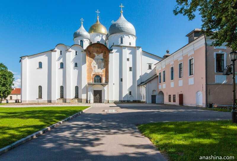 Новгородский кремль детинец в великом новгороде и софийский собор достопримечательность и фото