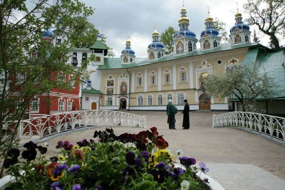 Успенский псково-печерский монастырь в городе печеры псковской области