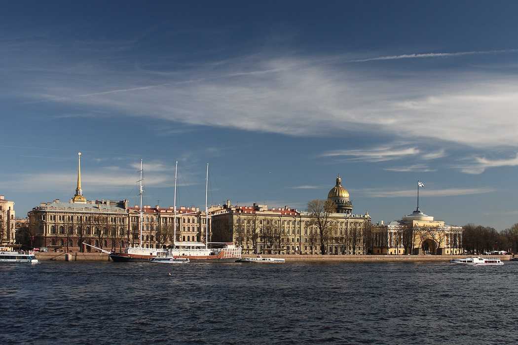 Адмиралтейская набережная — набережная в Адмиралтейском районе Санкт-Петербурга. Проходит по левому берегу реки Большой Невы и 2-го Адмиралтейского острова. Начинается от перекрёстка Дворцового проезда с Дворцовой набережной и Дворцовым мостом, заканчивае