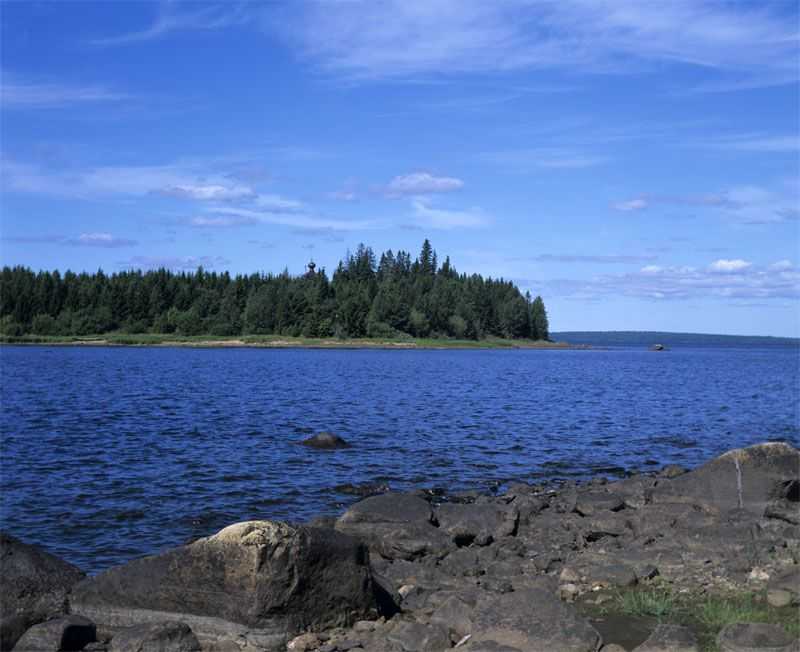 Онежское озеро – огромный пресноводный водоем на северо-западе России. На Европейском континенте по площади его превосходит только соседнее Ладожское озеро. Три четверти бескрайней водной глади Онеги с ее причудливо изрезанной береговой линией и островами