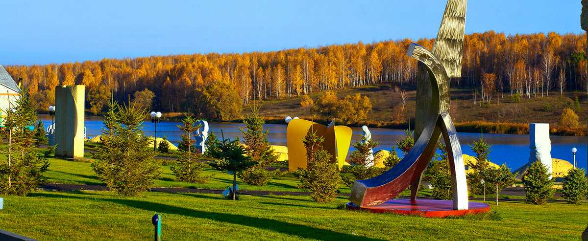 Скульптурный парк «Легенда» — самая большая российская коллекция скульптур под открытым небом, расположенная недалеко от Пензы. Сегодня здесь выставлено 364 авторские скульптуры, выполненные мастерами из 72 стран мира.