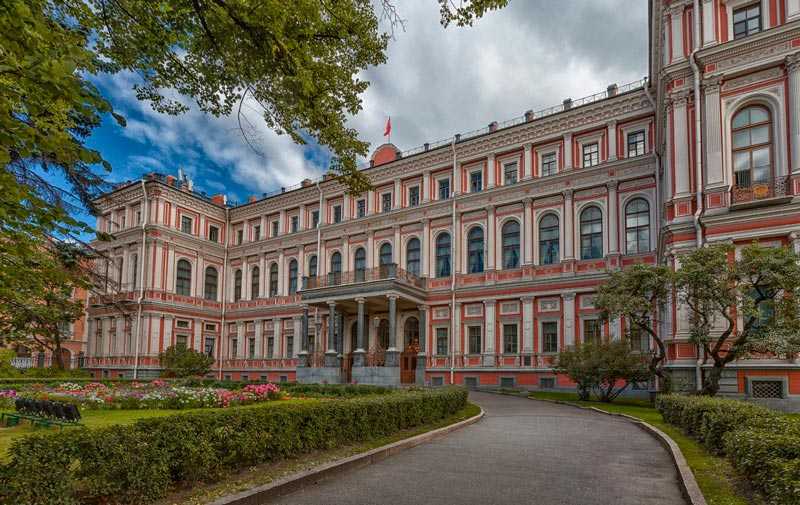 Николаевский дворец был построен архитектором Андреем Штакеншнейдером для сына императора Николая I великого князя Николая Николаевича...