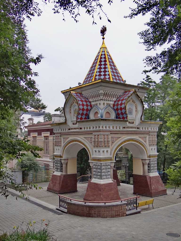 Николаевские триумфальные ворота во владивостоке: адрес, история, описание.