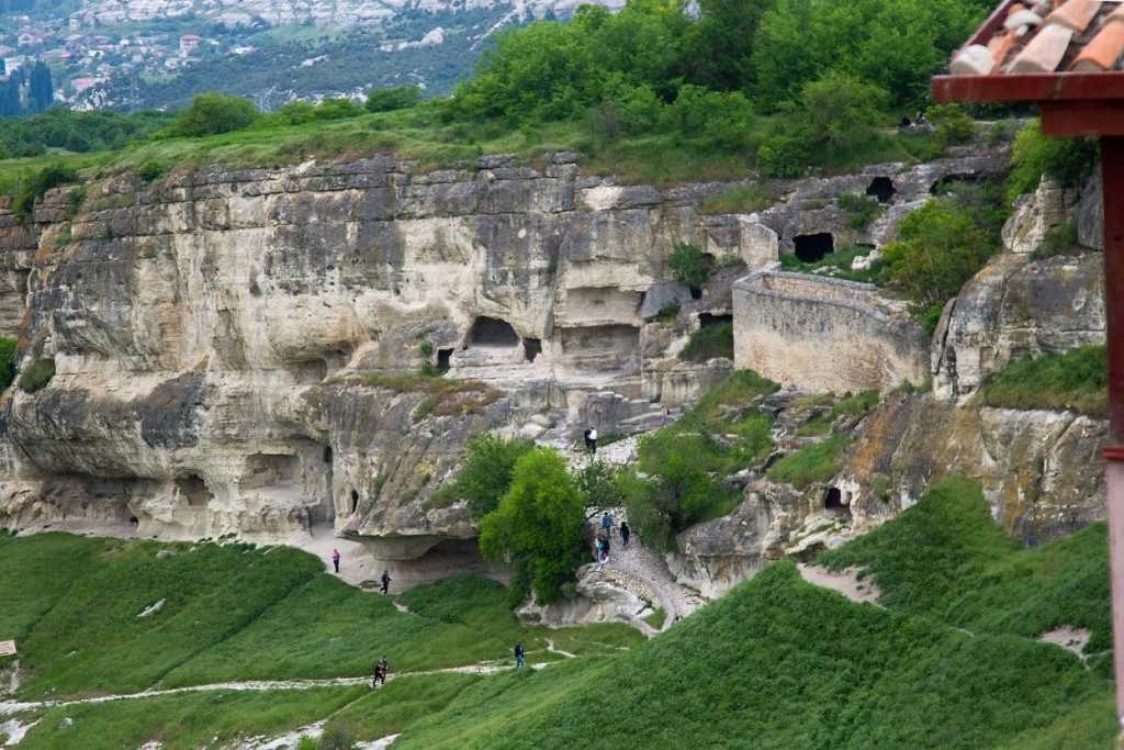 Пещерный город Чуфут-Кале — это настоящая сокровищница для археологов и туристов, оказавшихся в Крыму. Средневековый город-крепость возвышается на горном плато, в 2,5 км к востоку от Бахчисарая. Скалистые склоны достаточно круты, лишь с одной стороны к пл
