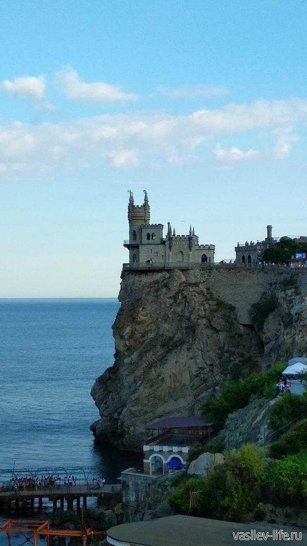 Ласточкино гнездо - готический крымский замок с непростой и драматичной историей