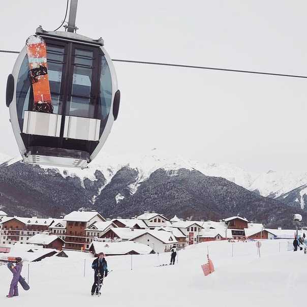 Роза Хутор – популярнейший российский горнолыжный курорт, расположенный на Северном Кавказе, в 74 км к северо-востоку от Сочи. Строившийся в период с 2003 по 2011 гг., он стал важнейшей частью инфраструктуры, созданной для проведения зимних Олимпийских и