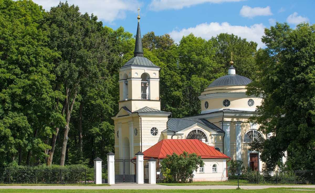 Лутовиново орловская область. Спасское Лутовиново Церковь. Храм Спаса Преображения Спасское-Лутовиново. Спасское-Лутовиново усадьба Тургенева храм. Спасское Лутовиново церковная сторожка.