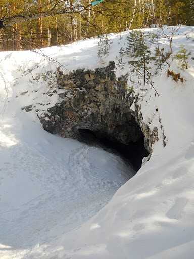 Сугомакская пещера – живописная подземная полость, образованная в мраморных породах на склоне южно-уральской горы Сугомак. Это одна из наиболее интересных и легкодоступных природных достопримечательностей, расположенных на севере Челябинской области, непо