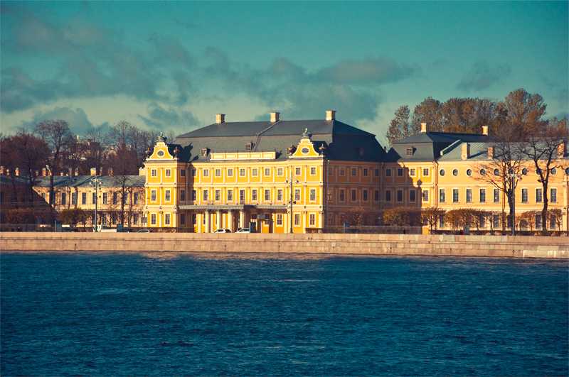 Меншиковский дворец в городе санкт-петербурге